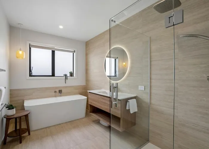 Northlake Escape | Sunny, Stylish & Easy Living Holiday home *